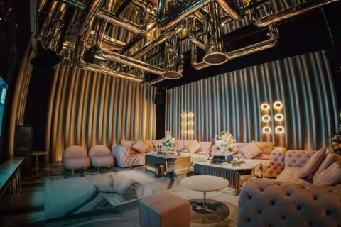 白山夜场绽放青春光芒与机遇